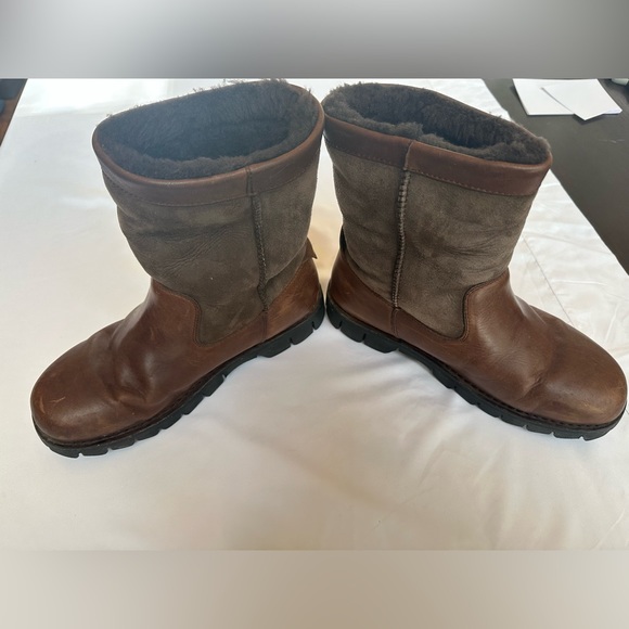UGG Beacon Sheepskin Boots, US 10D - Picture 4 of 9